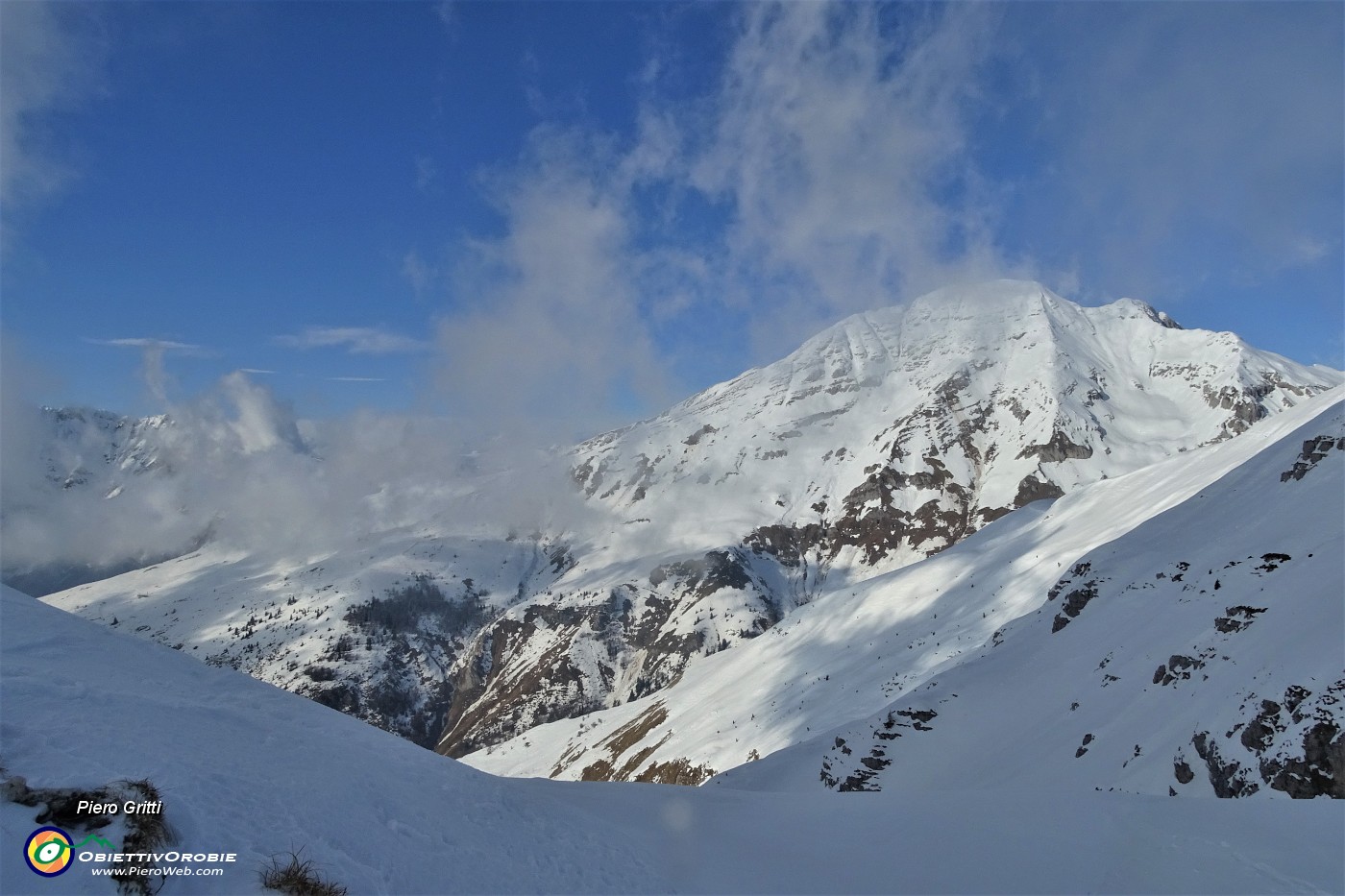 66 Dalla Bocchetta di Grem (1976 m) vista in Arera ventoso.JPG